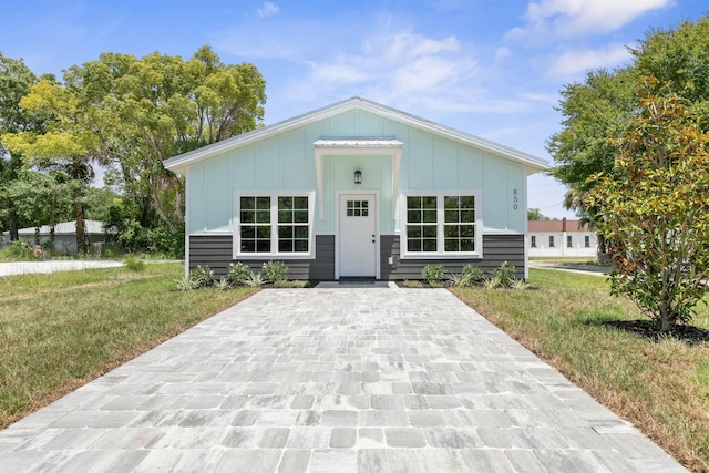 view of front of home featuring a front yard