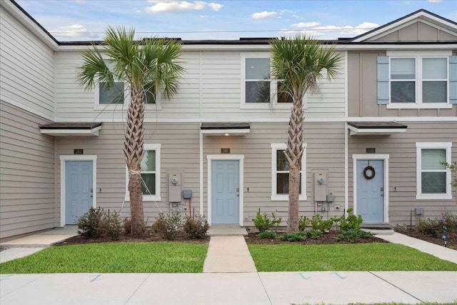 180 Stonegate Ave, Saint Augustine, FL 32084 - multi unit property with board and batten siding and a front lawn