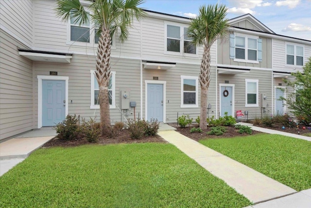 180 Stonegate Ave, Saint Augustine, FL 32084 - townhome / multi-family property with a front yard and board and batten siding