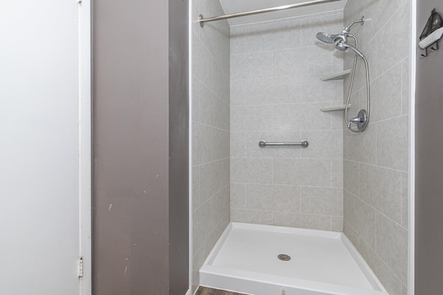 bathroom featuring tiled shower