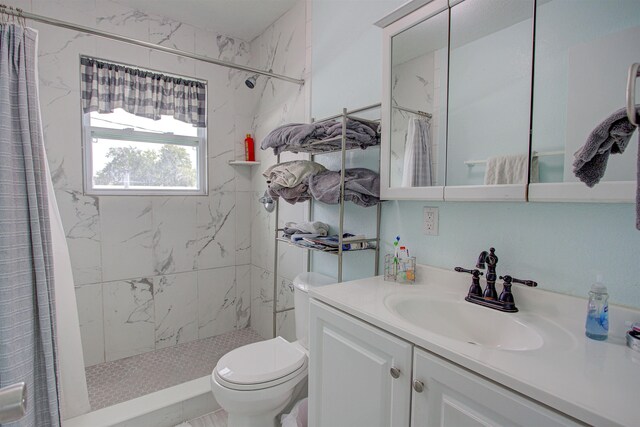 bathroom with a shower with curtain, vanity, and toilet