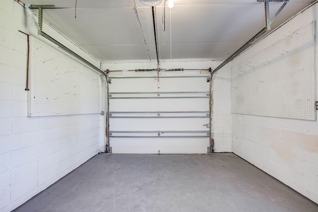 garage featuring concrete block wall