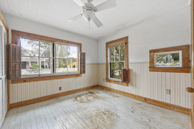 unfurnished room featuring light hardwood / wood-style floors, ceiling fan, and crown molding