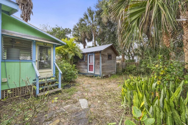 view of yard with a storage shed