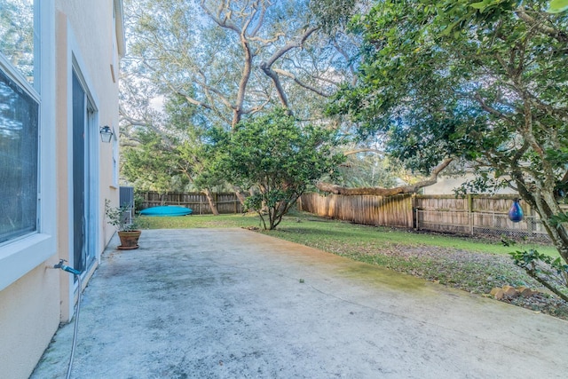 view of yard featuring a patio area