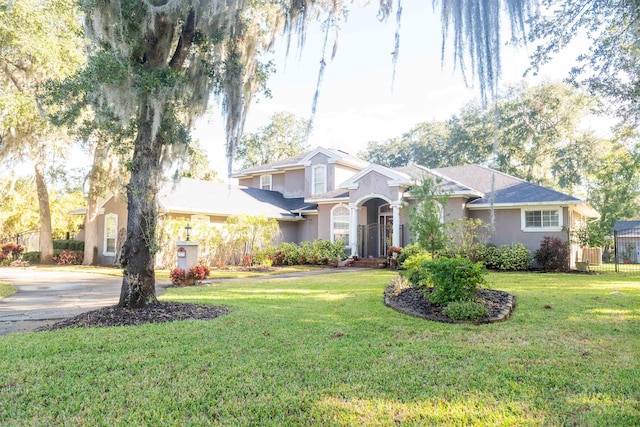 view of front of property featuring a front lawn