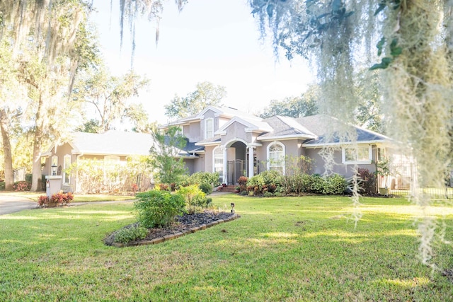 view of front facade featuring a front lawn and stucco siding