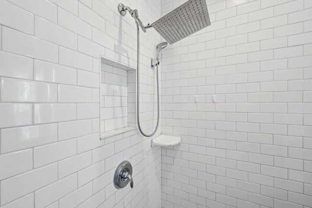 bathroom featuring a tile shower