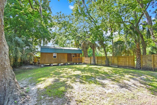 view of yard featuring an outbuilding