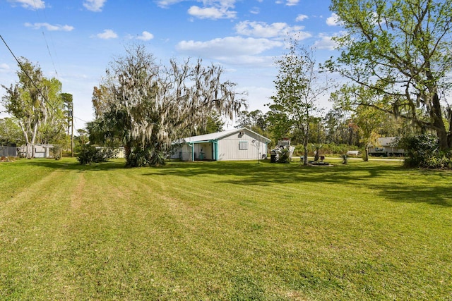 view of yard featuring driveway