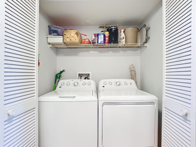 washroom featuring washing machine and clothes dryer