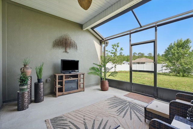 sunroom / solarium featuring a ceiling fan