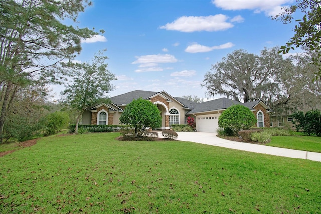 view of front of home featuring driveway, a garage, and a front yard