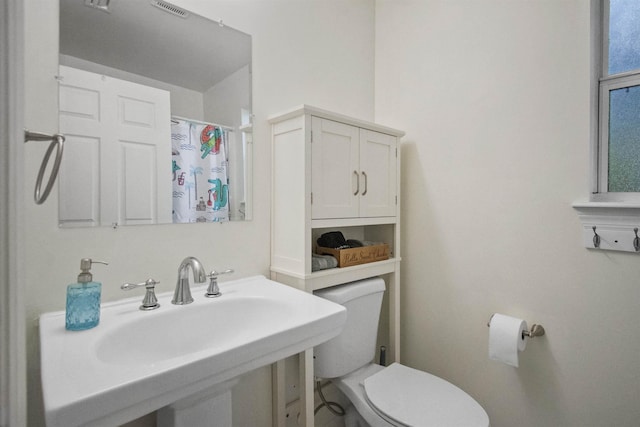 5 Nesbit Ave, Saint Augustine, FL 32084 - full bath featuring toilet and curtained shower