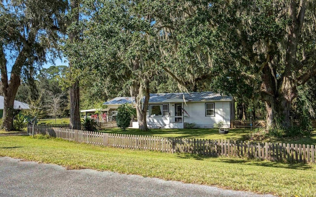 single story home featuring a front lawn