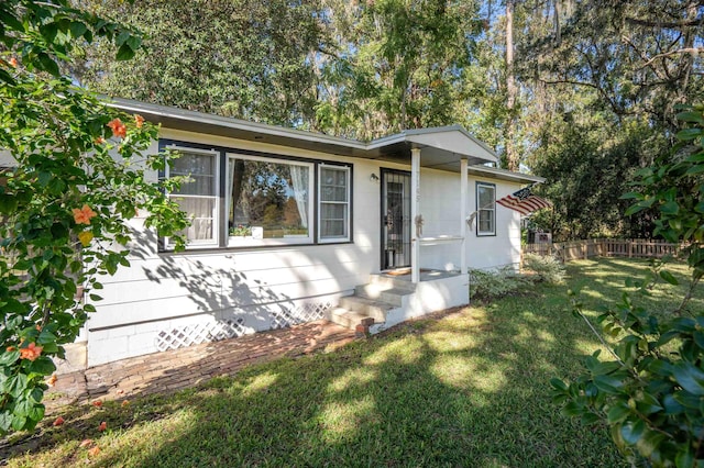 view of front of home featuring a front yard