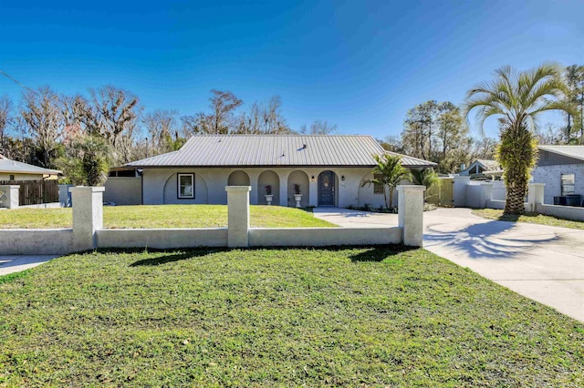 view of front of property with a front yard