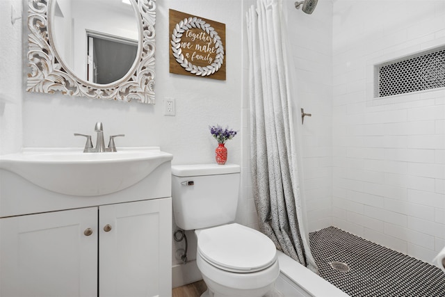 bathroom featuring a shower with curtain, vanity, and toilet