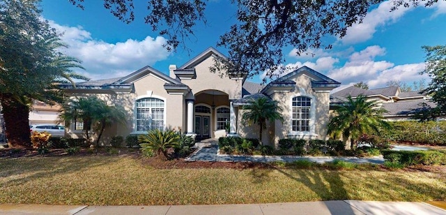 view of front of property featuring a front lawn