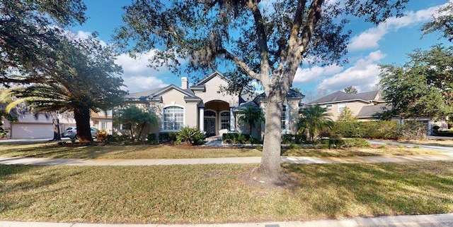 view of front facade featuring a front lawn