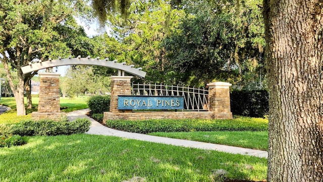 community sign with a lawn