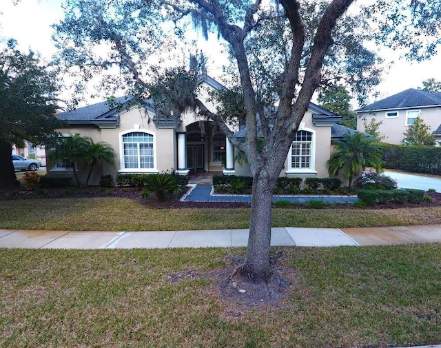 view of front of home featuring a front yard