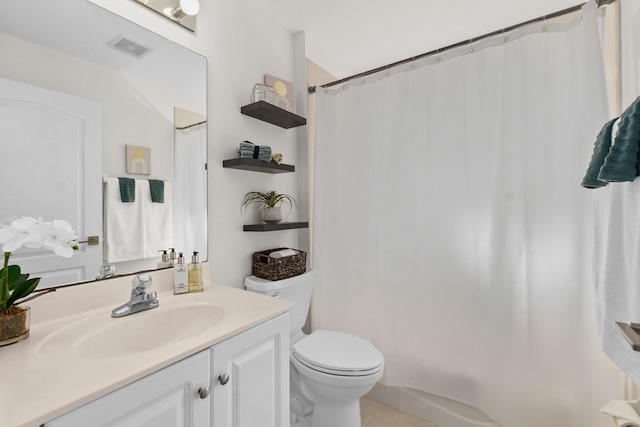 bathroom with toilet, a shower with shower curtain, and vanity