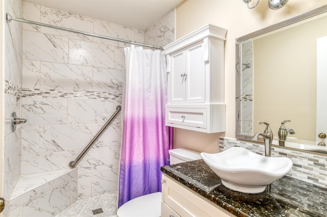 full bath with decorative backsplash, toilet, vanity, and a tile shower