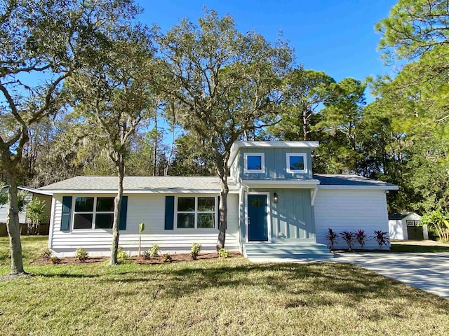 front facade featuring a shed and a front yard