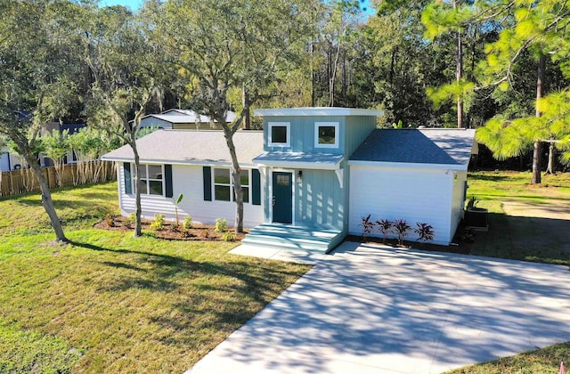 view of front of home featuring a front lawn