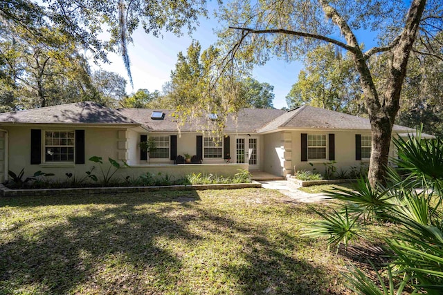 single story home featuring a front yard