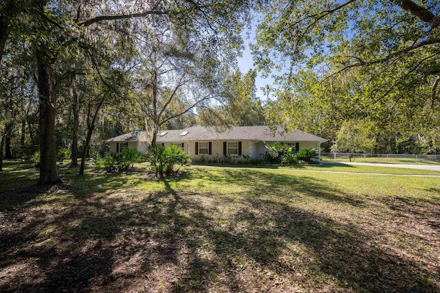 ranch-style home featuring a front lawn