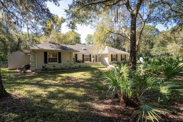 ranch-style house featuring a front yard