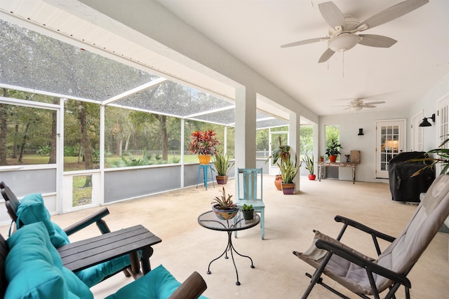 sunroom with ceiling fan