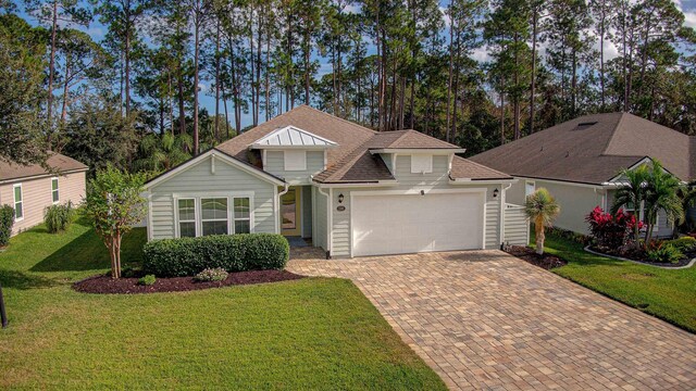 view of front property featuring a garage and a front yard