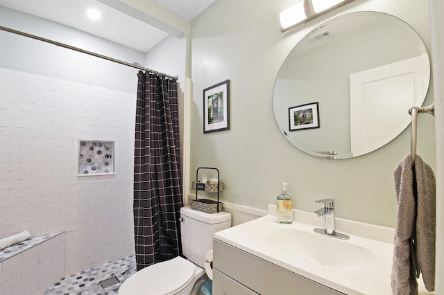 full bath with tiled shower, toilet, and vanity