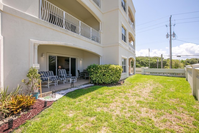 view of yard featuring a patio area