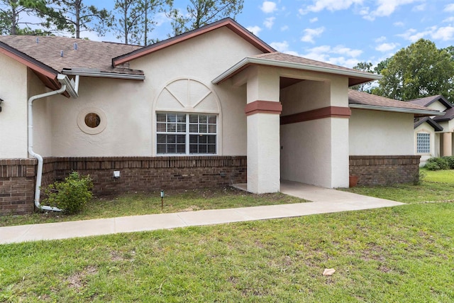 view of front of home featuring a front yard