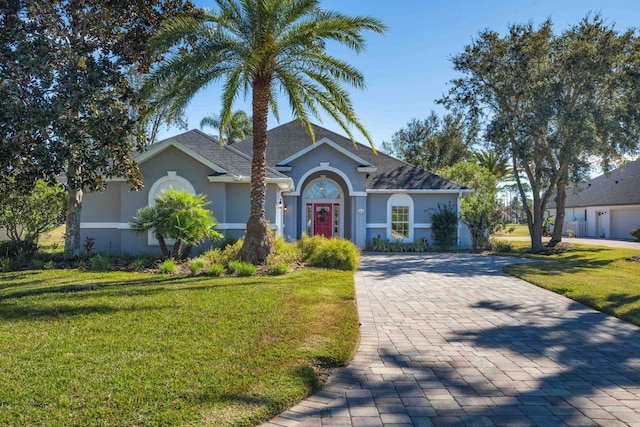 ranch-style house featuring a front yard