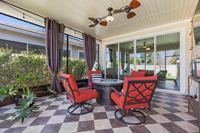 sunroom with ceiling fan