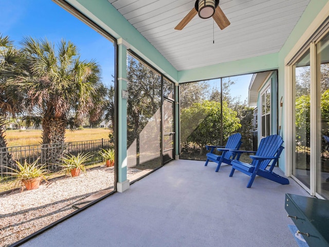 sunroom with ceiling fan