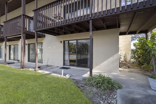 rear view of house featuring a lawn