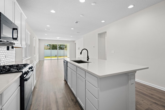 638 Honeycomb Trl, Saint Augustine, FL 32095 - kitchen featuring tasteful backsplash, dark wood finished floors, a sink, visible vents, and black appliances