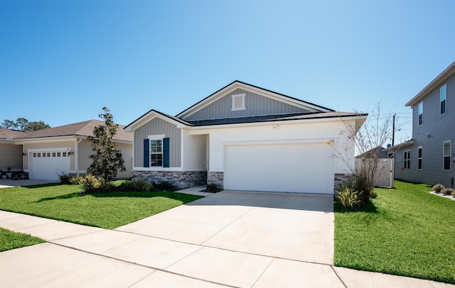 638 Honeycomb Trl, Saint Augustine, FL 32095 - view of front of home featuring driveway, a garage, board and batten siding, and a front yard