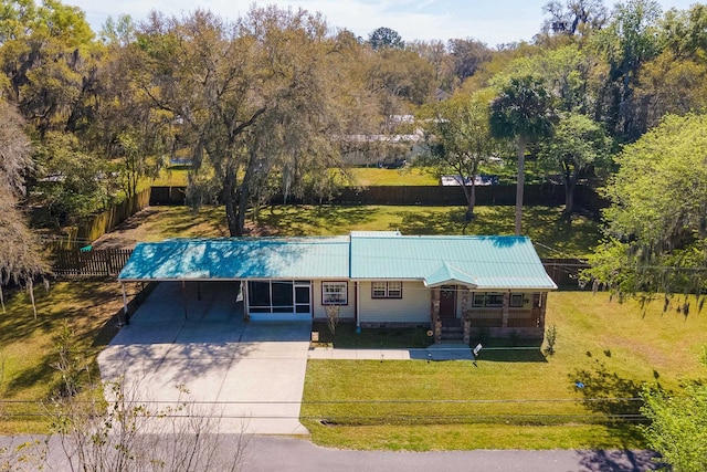 view of front of home featuring a front lawn and a carport