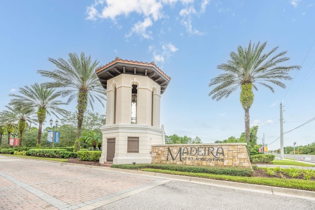 view of community / neighborhood sign