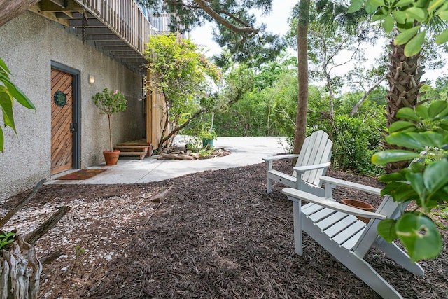 view of yard featuring a patio