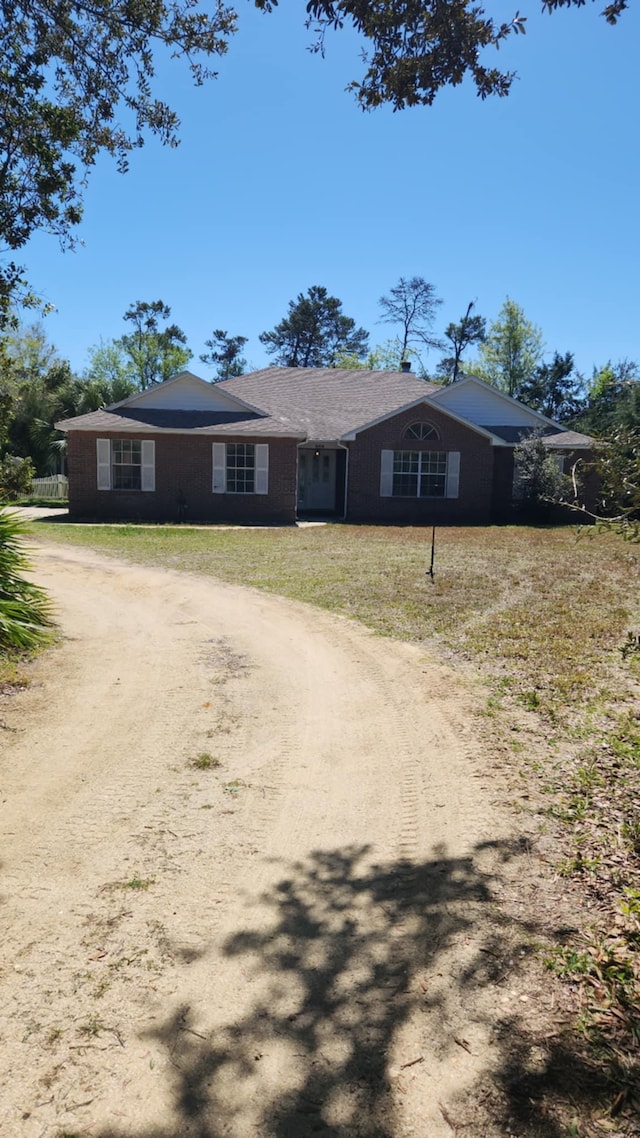 single story home with a front yard and driveway