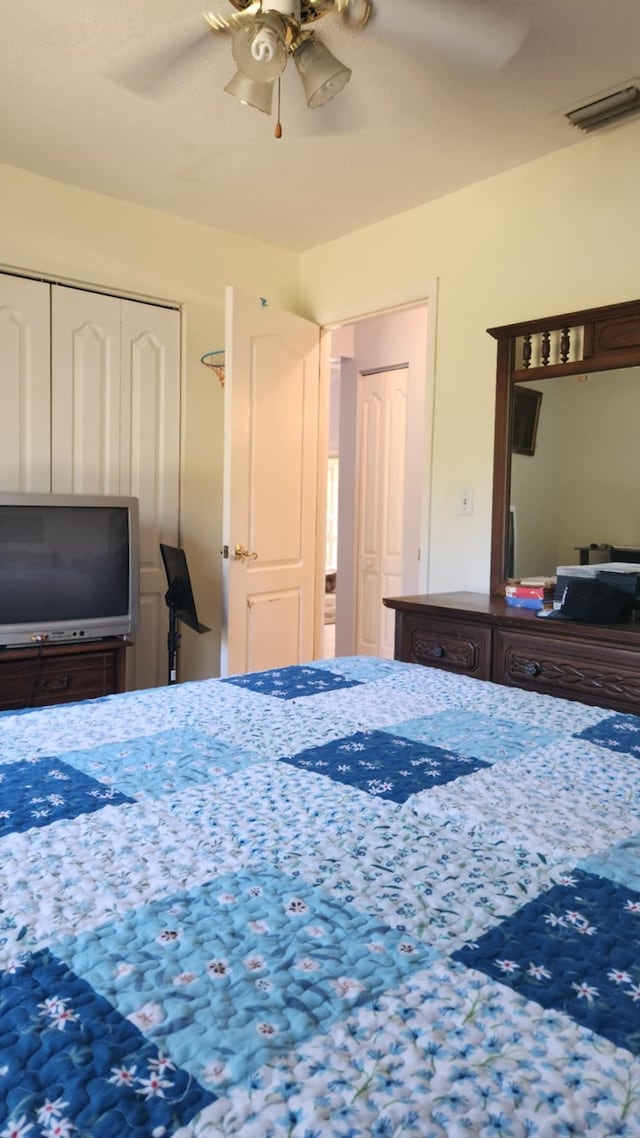 bedroom featuring visible vents, a closet, and a ceiling fan