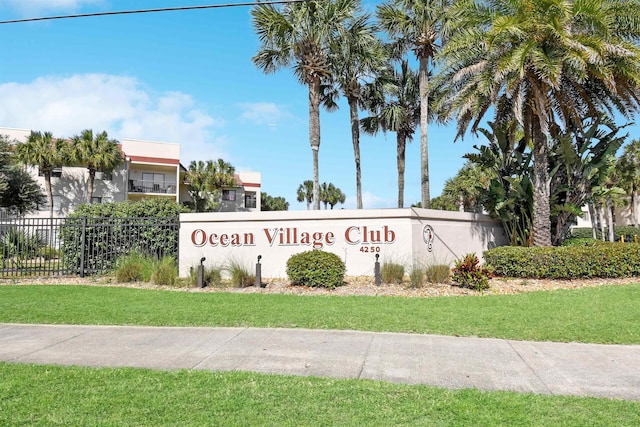 community sign with a lawn